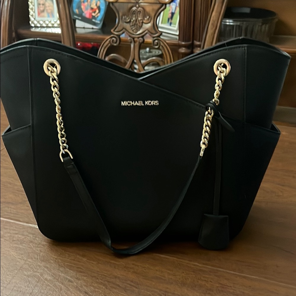 Like new leather . Excellent condition.